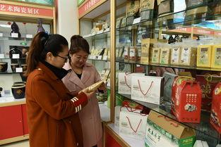 遊客在我區(qu)電(dian)子商務(wu)中(zhong)心選(xuan)購農產品(pin)