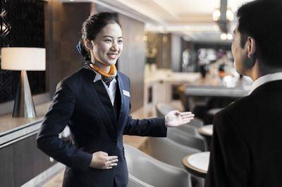 酒(jiu)店(dian)大亨(heng)巴倫·希爾頓(dun) 輝(hui)煌(huang)業(ye)績(ji)與(yu)父(fu)子(zi)較勁(jin)的壹生(sheng)